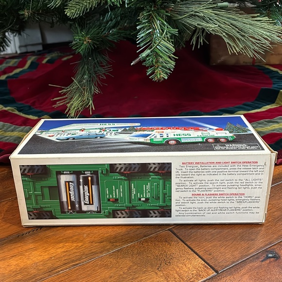 NEW (VTG) 1996 HESS Trucks Emergency Truck - Picture 3 of 5